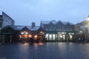 Der Hauptplatz von Darjeeling im Nebel.