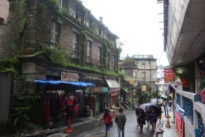 Strasse in Darjeeling mit britischen Charme.