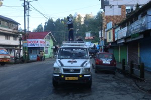 Mein Gepäck wird auf den Sumo nach Siliguri geladen.