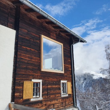 Das Nühus oberhalb von Safien-Platz