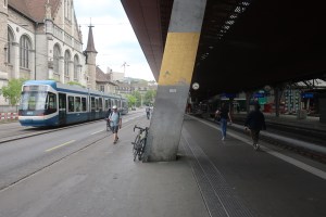 Manifestation 30. Säule am Hauptbahnhof.