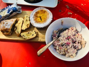 Ein selbstgemachtes Müesli mit Osterchüechli vor dem Aufbruch zum ehemaligen Sanatorium.