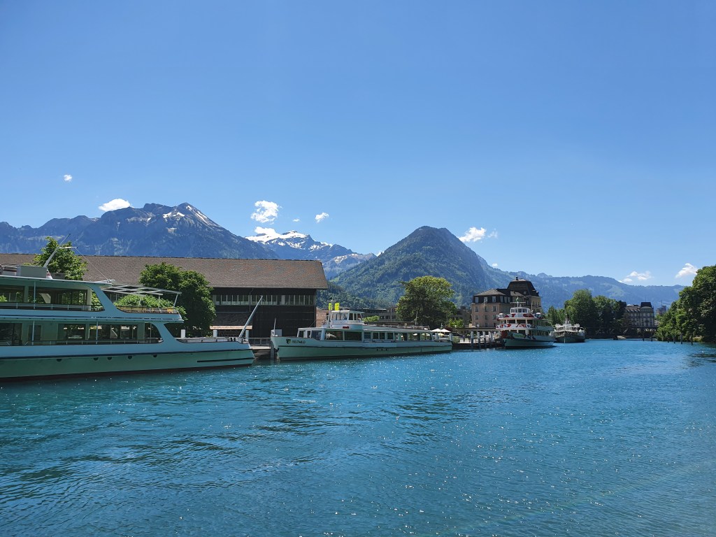 Zu Corona-Zeiten stehen die Schiffe des Brienzersee ungenutzt in der Aare.
