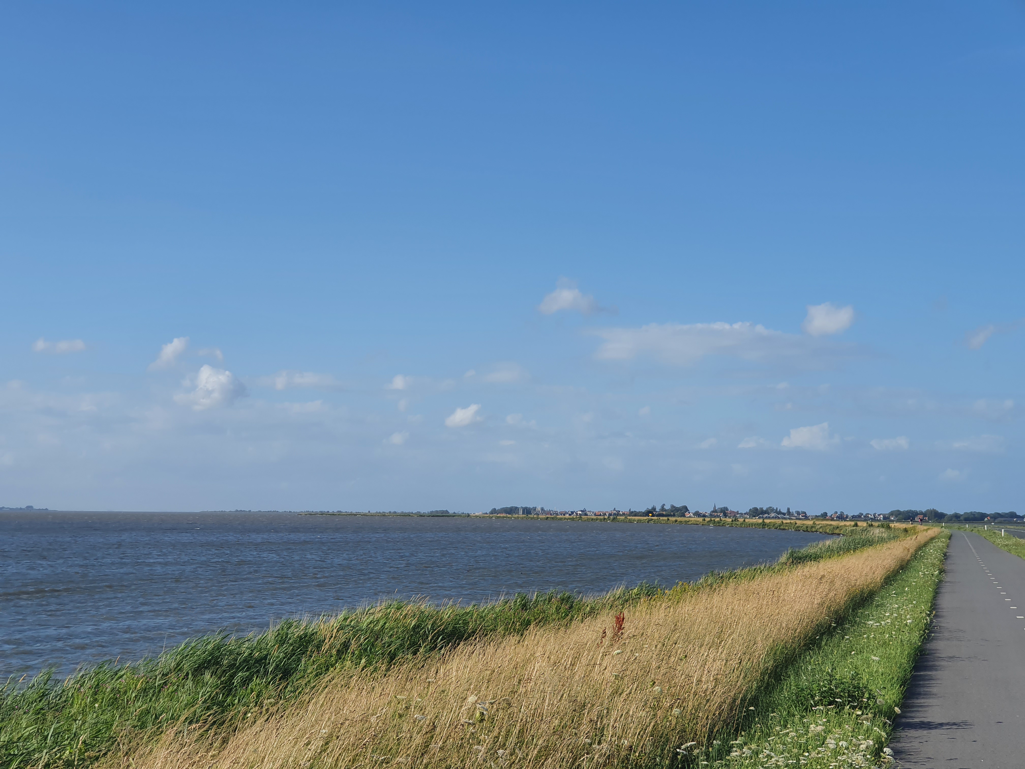 Damm mit Strasse zur Insel Marken