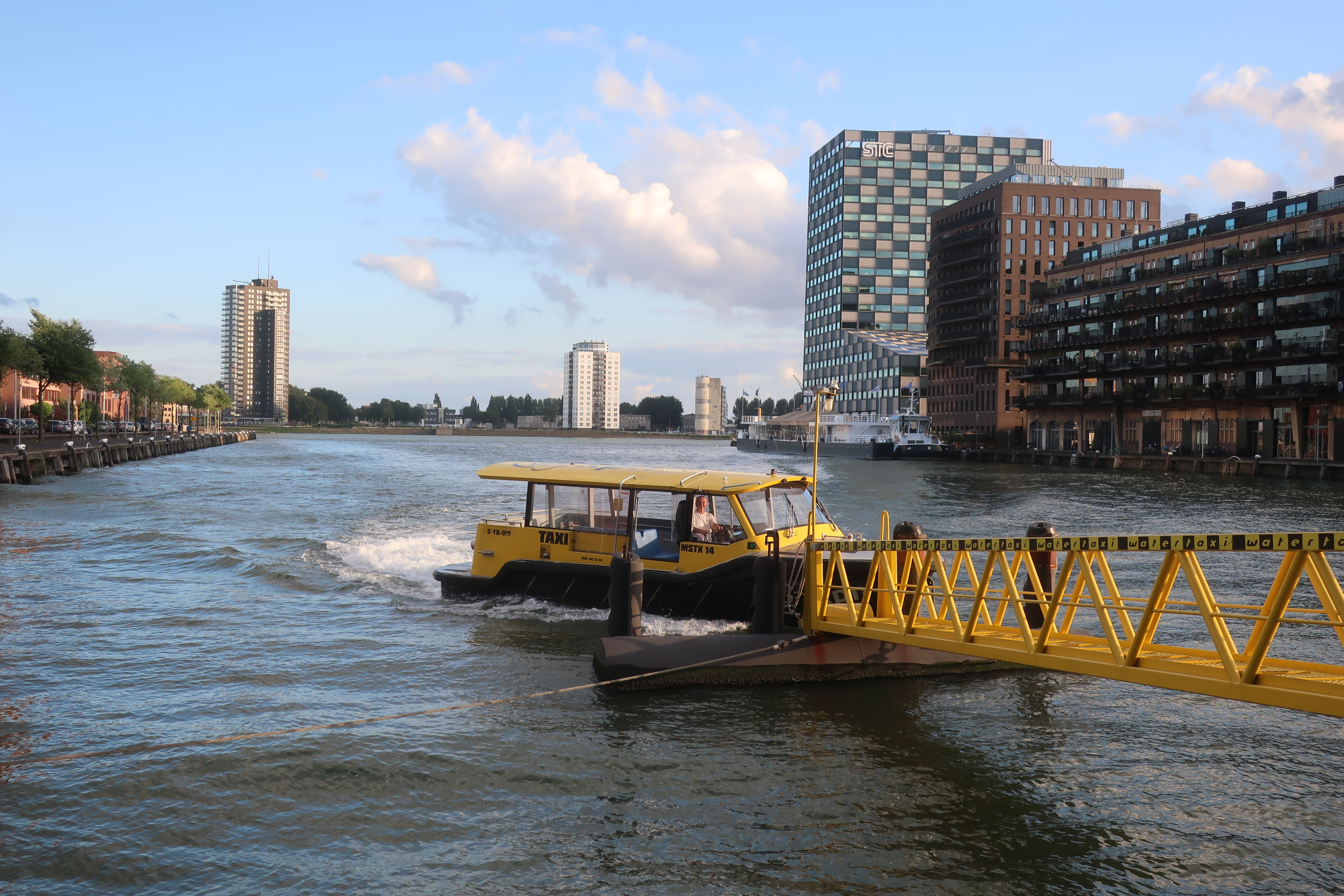 Das Wassertaxi holt uns für die Fahrt zum Abendessen ab.