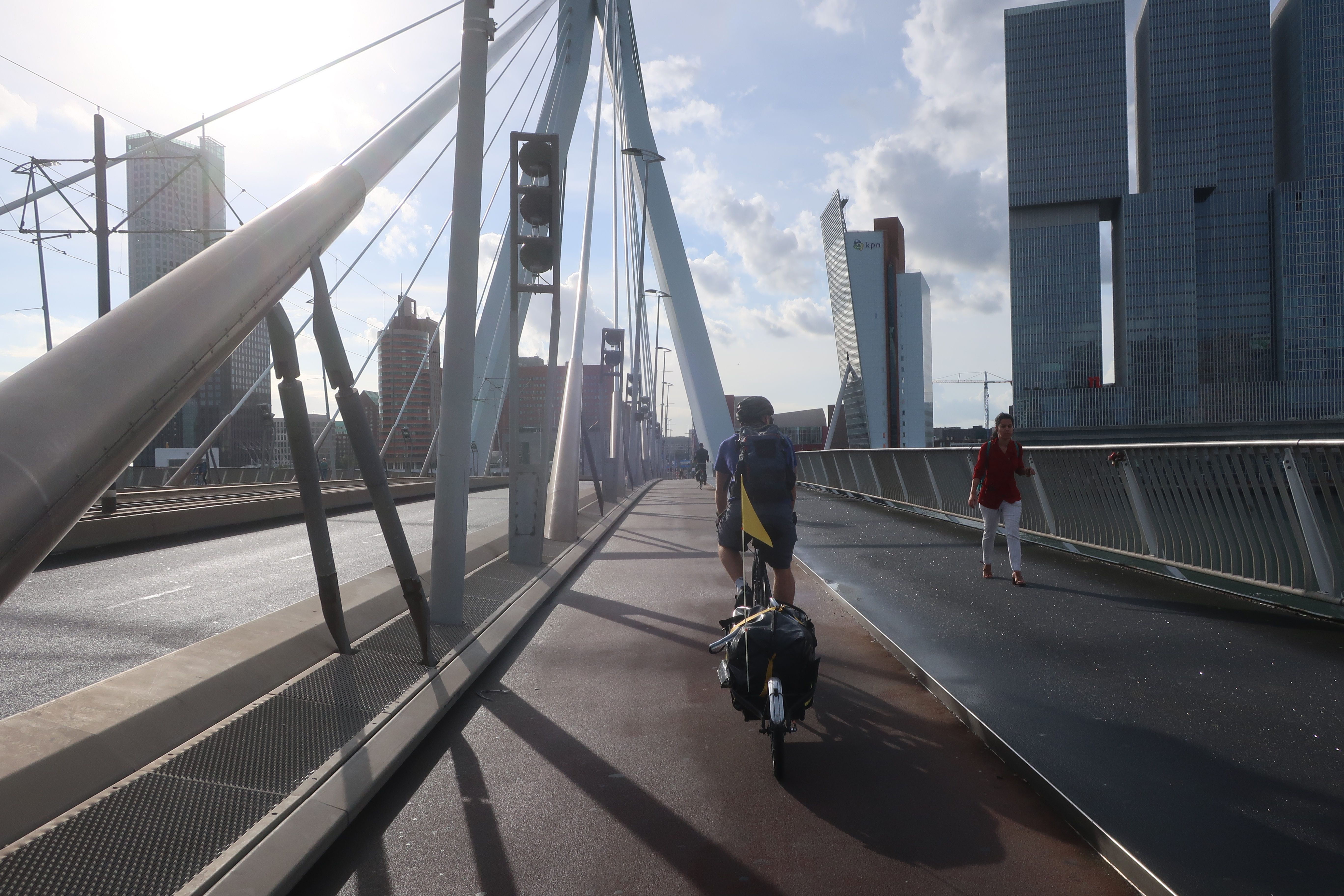 Am Morgen. Mit dem Velo über die Erasmusbrücke.