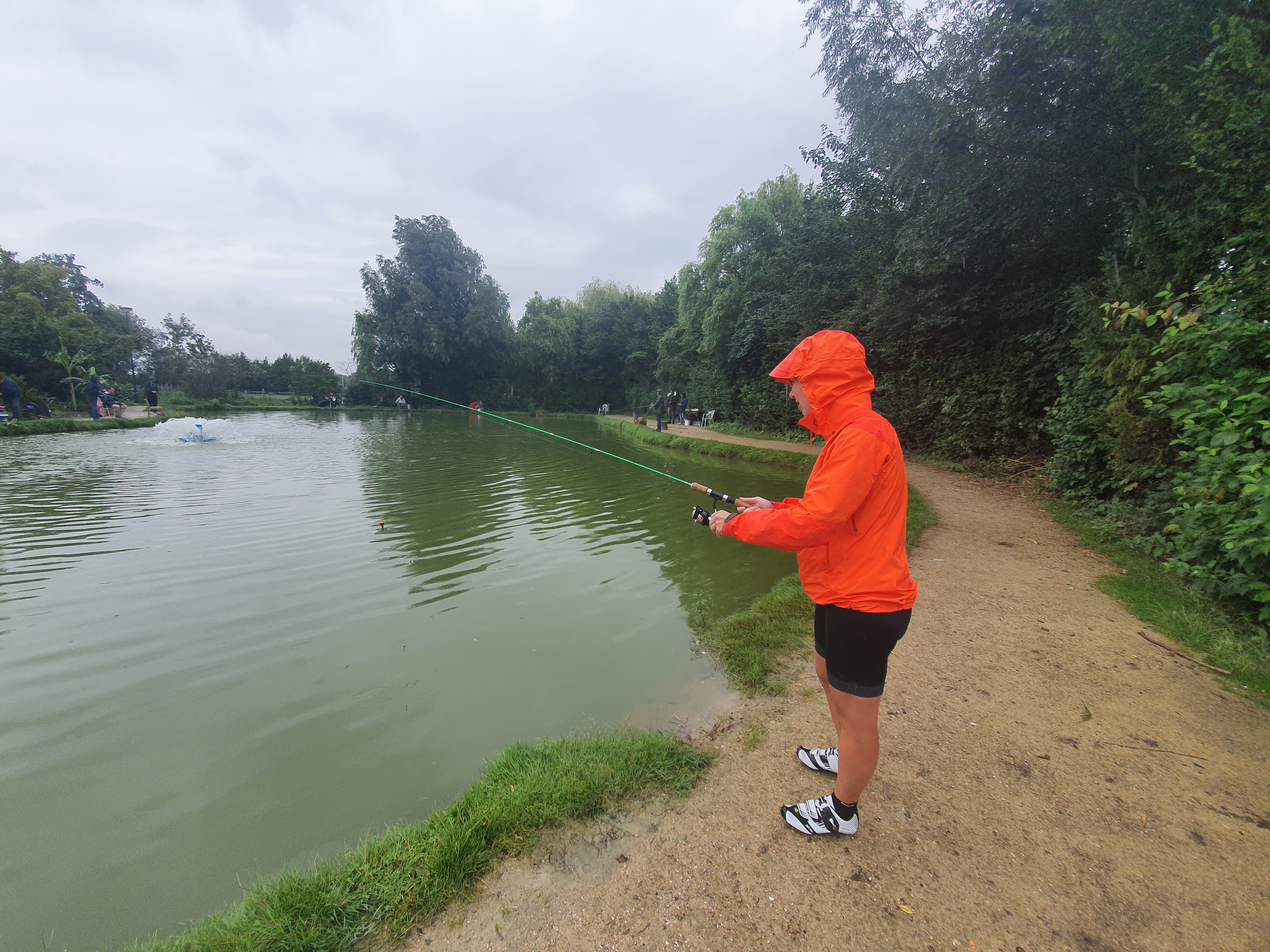 Gleich zieht Nienke einen Fisch raus.