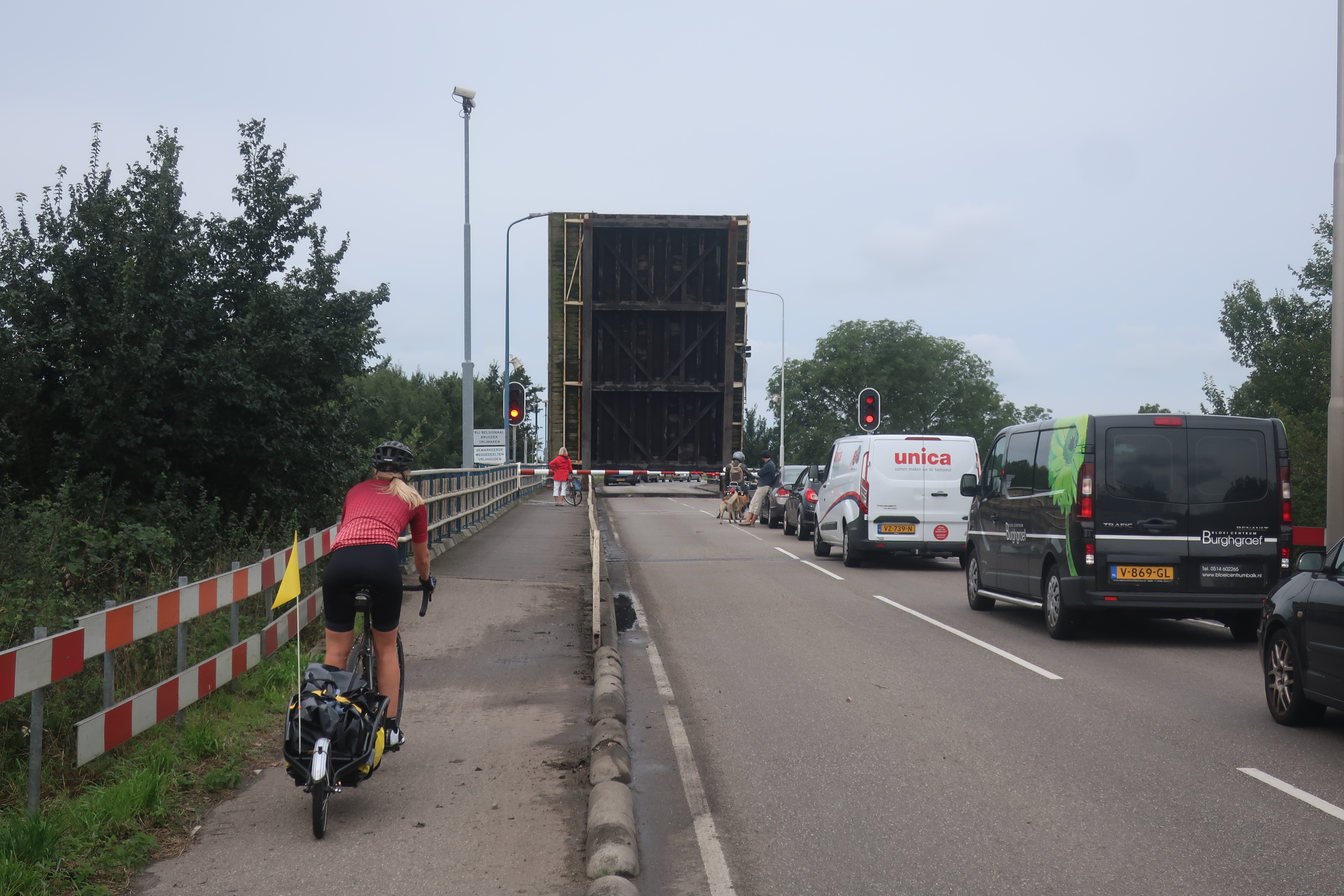 Kurze Pause. Bis die Strasse wieder an Ort und Stelle ist.