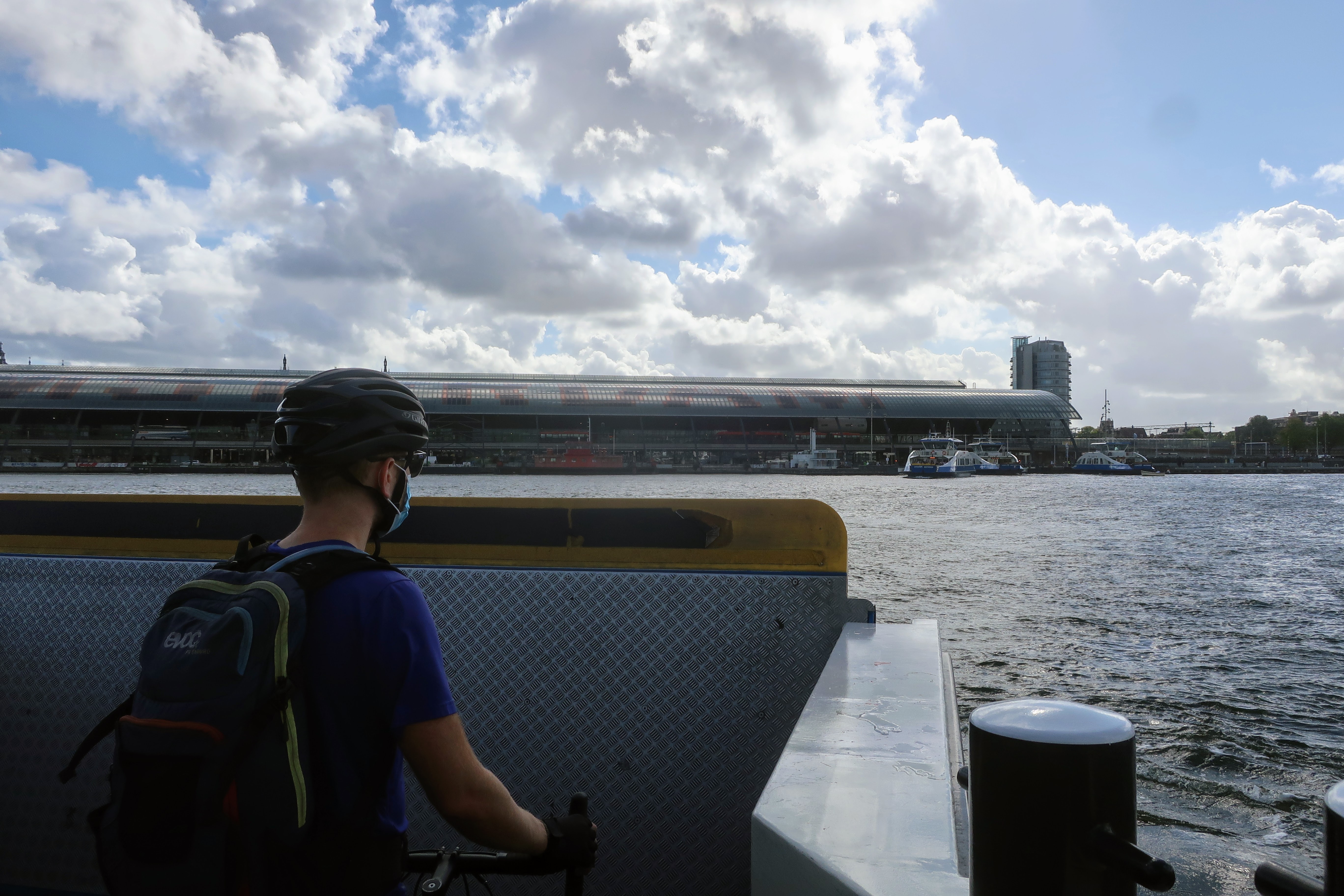 Fast wieder zurück. Fähre über die Ij.