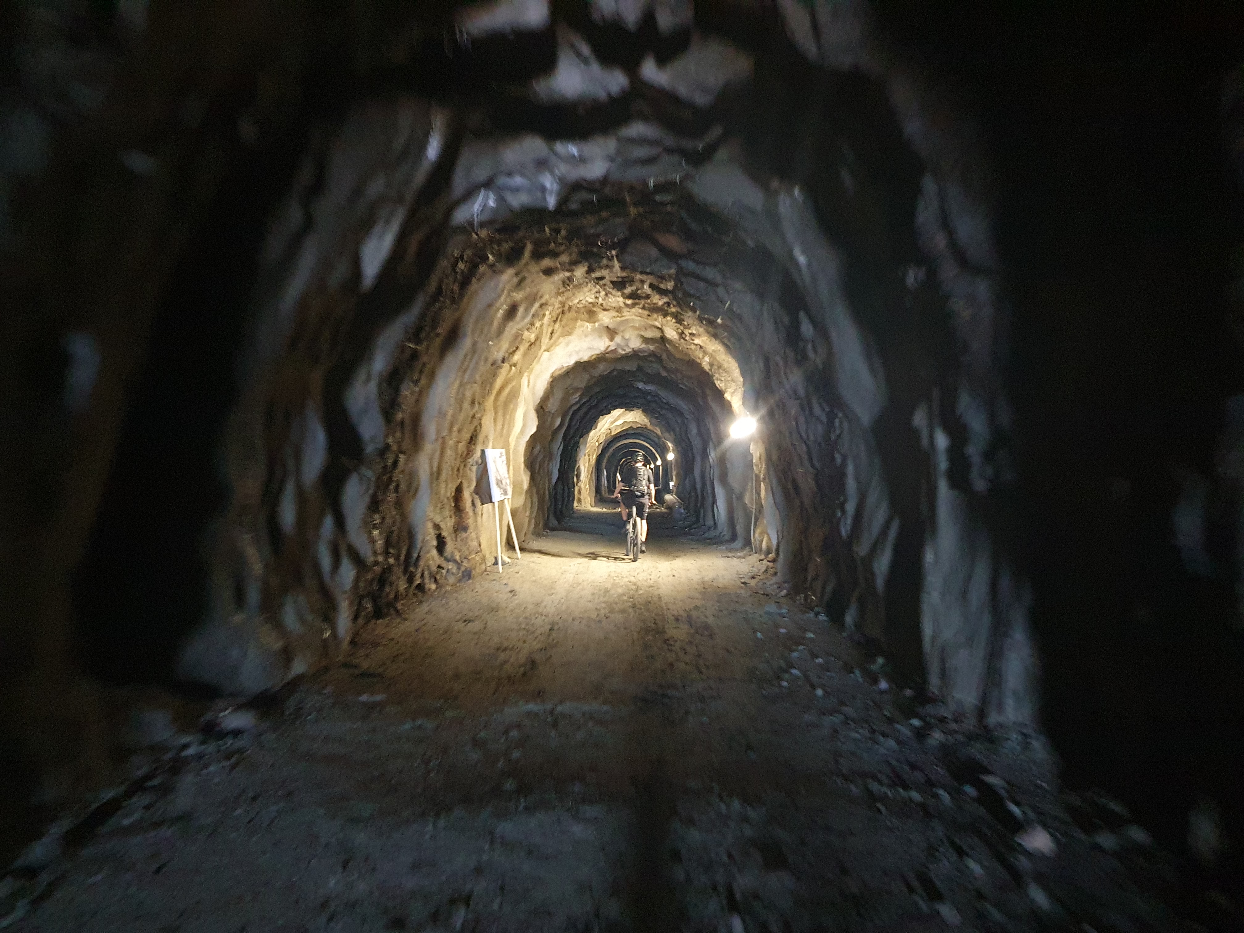 Fiescheralp. Tunnel zur Gletscherstube mit dem Bike. Fiescheralp. Tunnel zur Gletscherstube mit dem Bike.
