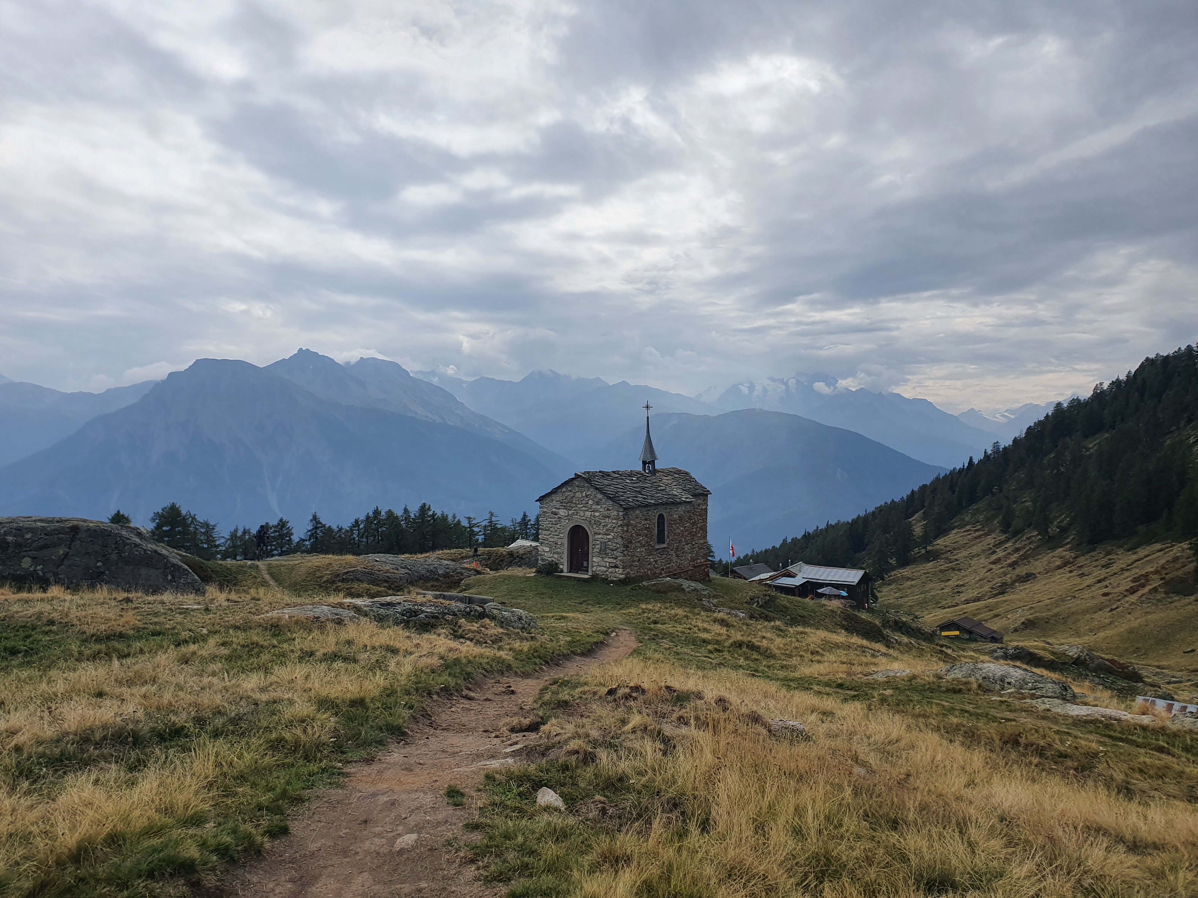 Belalp Richtung Birgisch. Kirchlein bei Nessel.