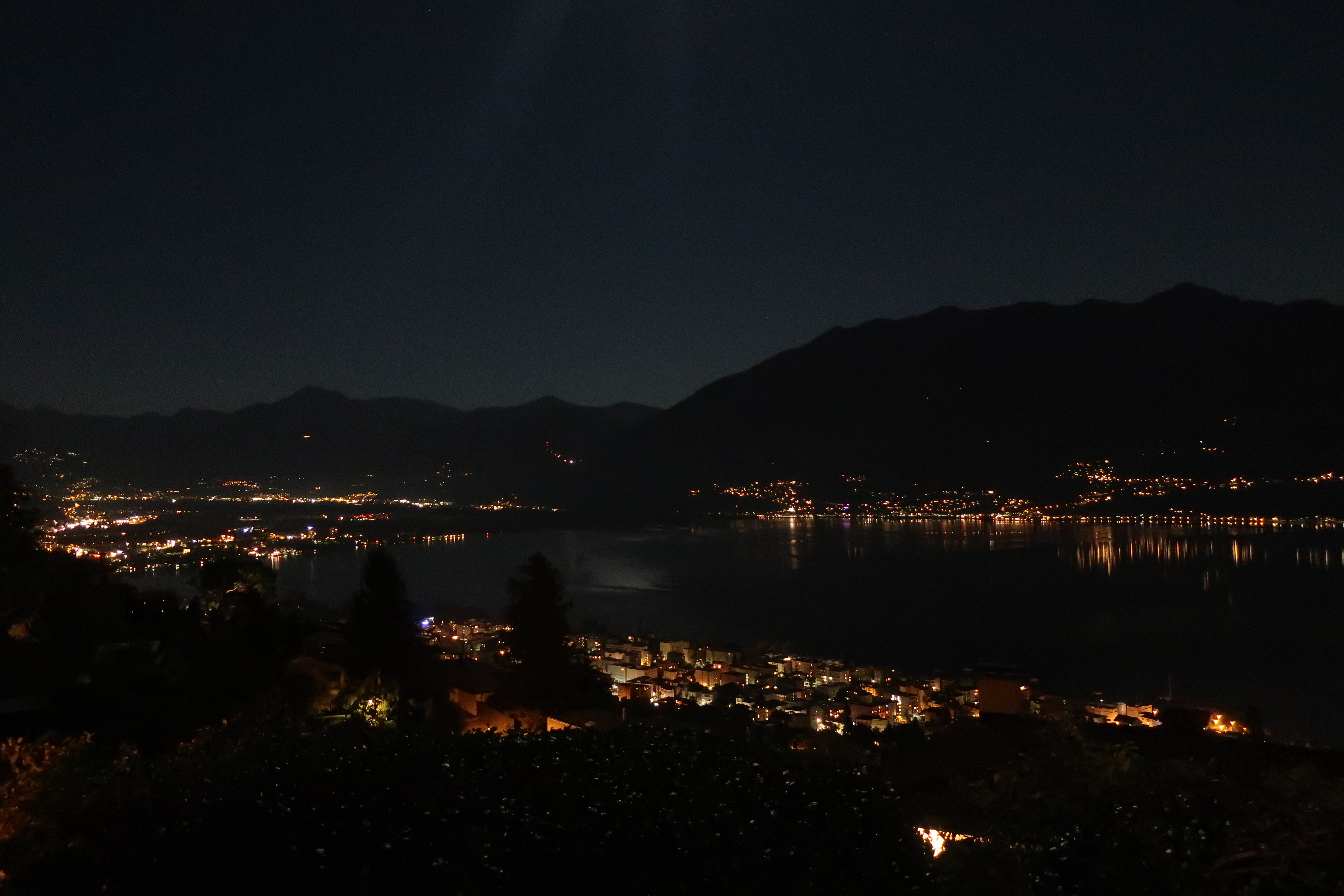 Blick von den Case di Sotto, Orselina, auf die Magadinoebene.