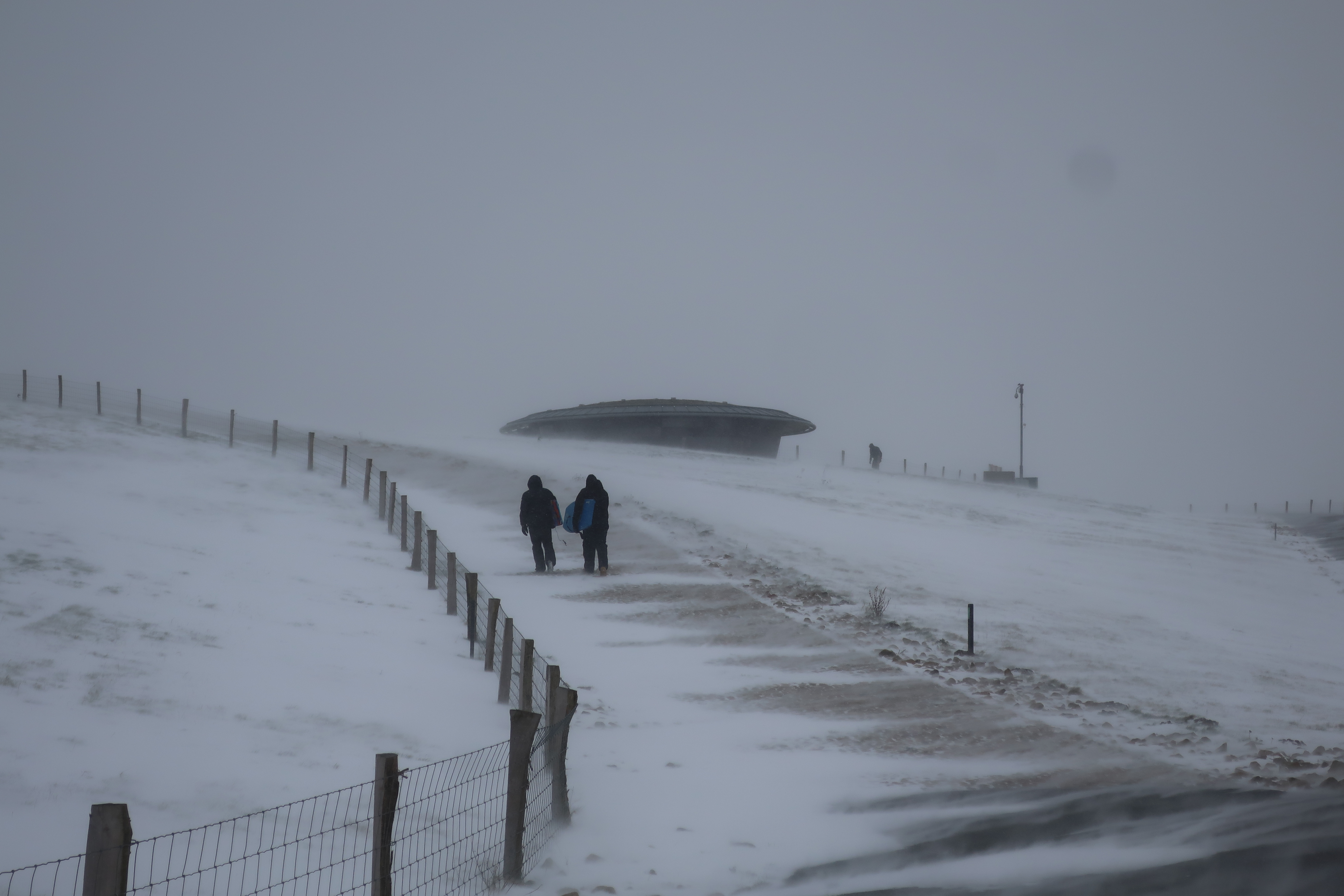 Nicht jeder Niederländer hat einen Schlitten. Aber ein Surfboard.