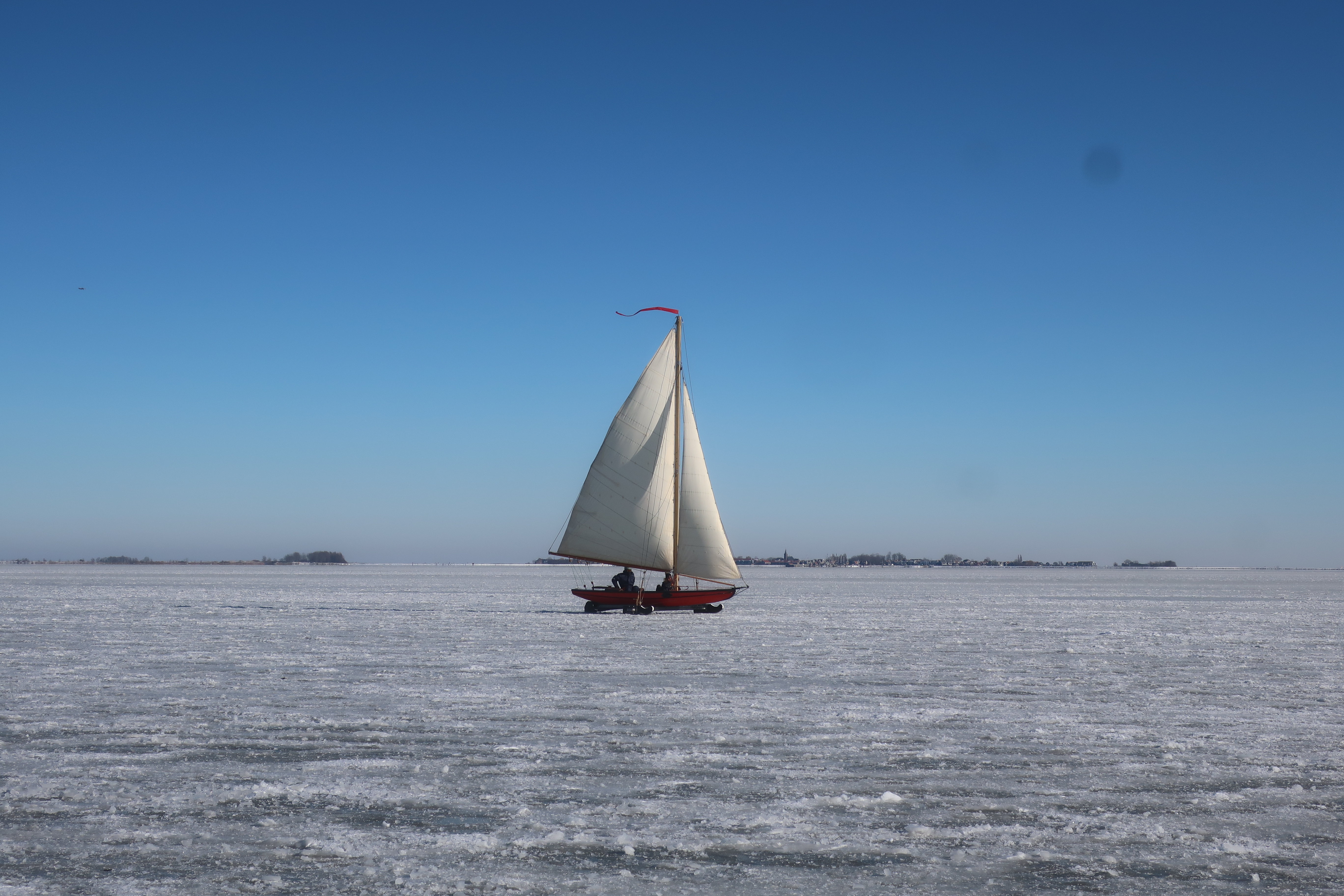 Ein Eisschiff auf der Gouwzee.