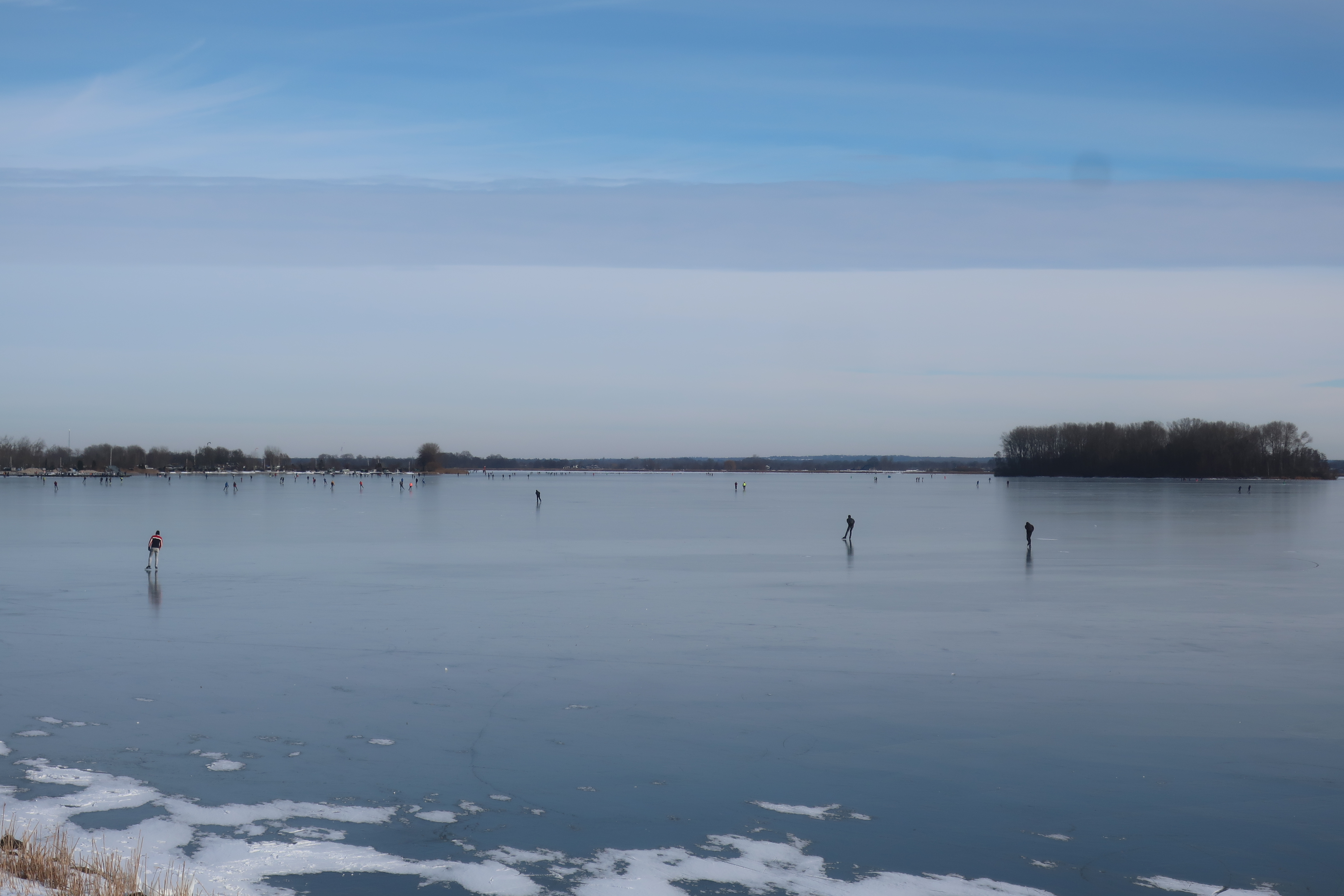 Hundere Meter glattes Eis auf der Velumerandmer.