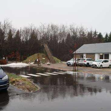 Der höchste Punkt Belgiens. Ein Parkplatz mit künstlich angelgtem Gipfel.