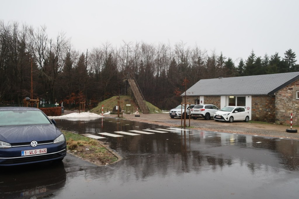 Der höchste Punkt Belgiens. Ein Parkplatz mit künstlicher angelgtem Gipfel.