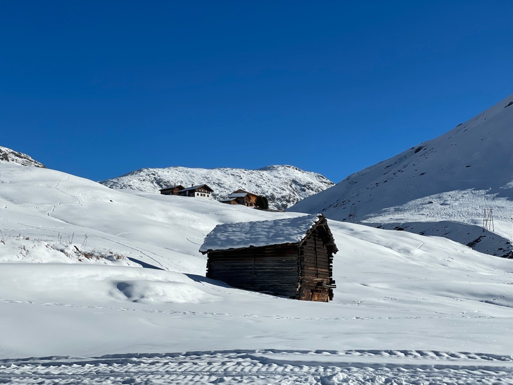 Ein paar Zentimeter Schnee hat's. Hütte bei Juf, Graubünden.