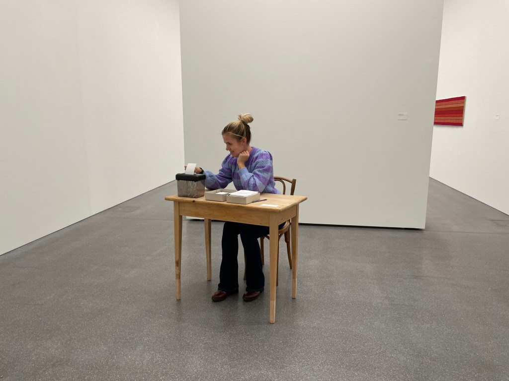 Wünsche aufschreiben. Im Bündner Kunstmuseum.