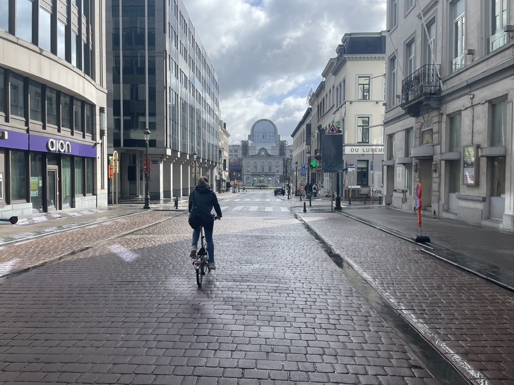 Mit dem Velo auf dem Weg zum Europäischen Parlament.