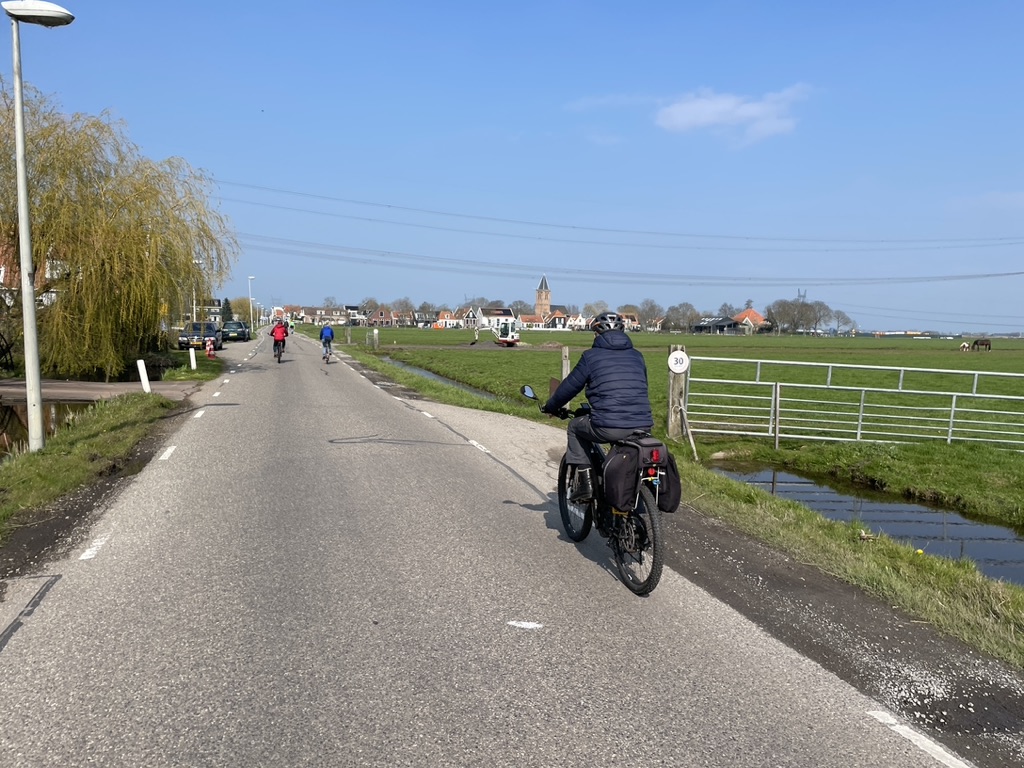 Mit dem Velo kurz vor Zunderdorp.