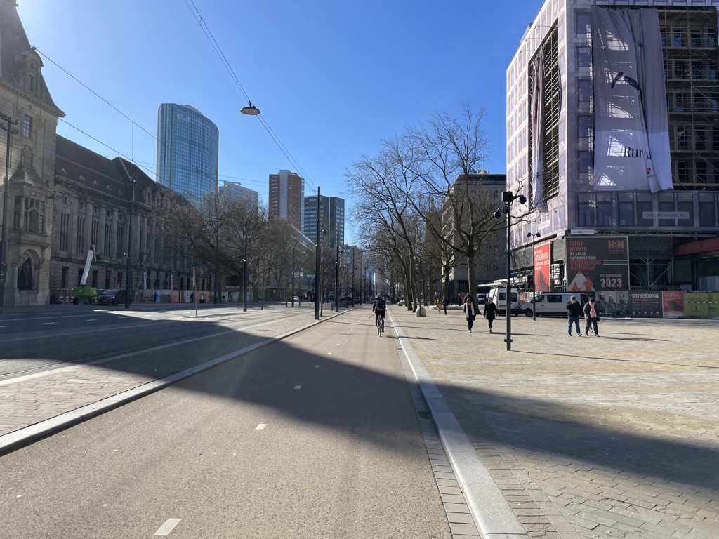 Auf dem Weg zum Waterbus: mit dem Velo durch Rotterdam.