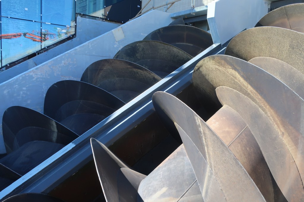 Heute pumpen elektrisch betriebene Archimedesschrauben das Wasser.