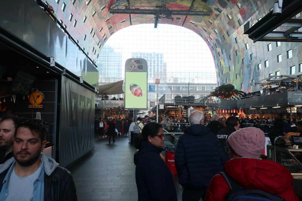 Essen suchen in der Markthal, Rotterdam.