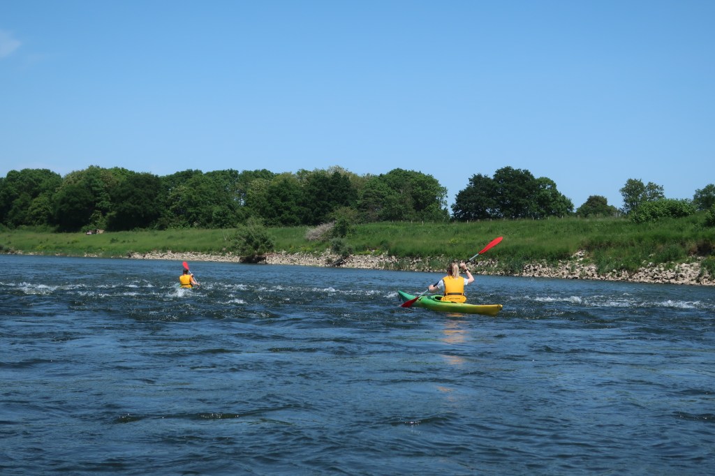 Mit dem Kanu durch die Stromschnelle.