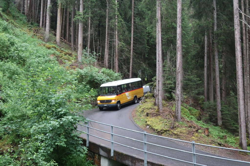 Das Postauto fährt von der Griesalp runter.