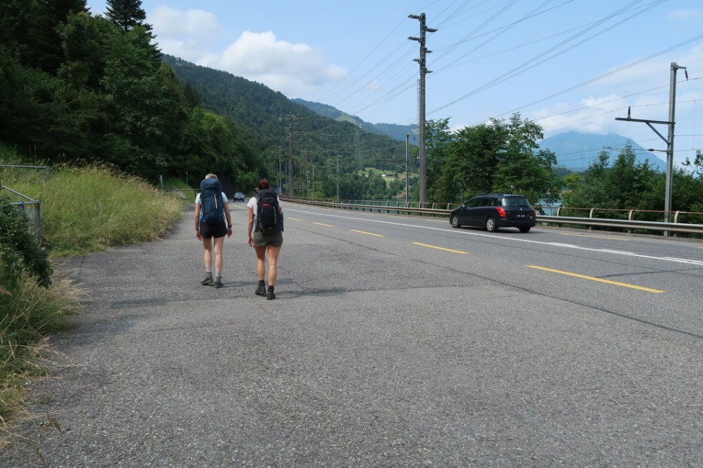 Zu Begin noch nicht so idyllisch. Kurz verläuft der Wanderweg zwischen Interlaken und Därlingen auf der Hauptstrasse.