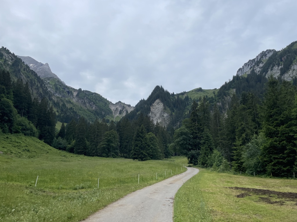 Los geht's beim Pochtenfall. Richtung Renggpass.