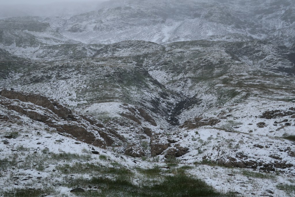 Verschneiter Hang auf der Greina-Ebene.