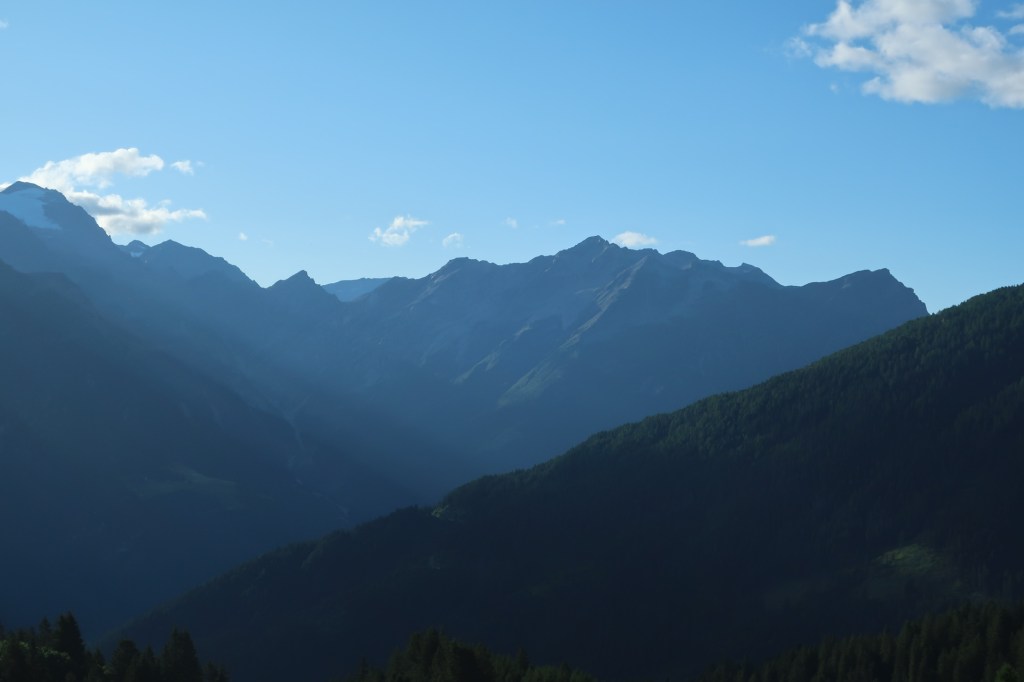 Morgenstimmung. Blick von der Dötra Richtung Südosten über das Bleniotal.