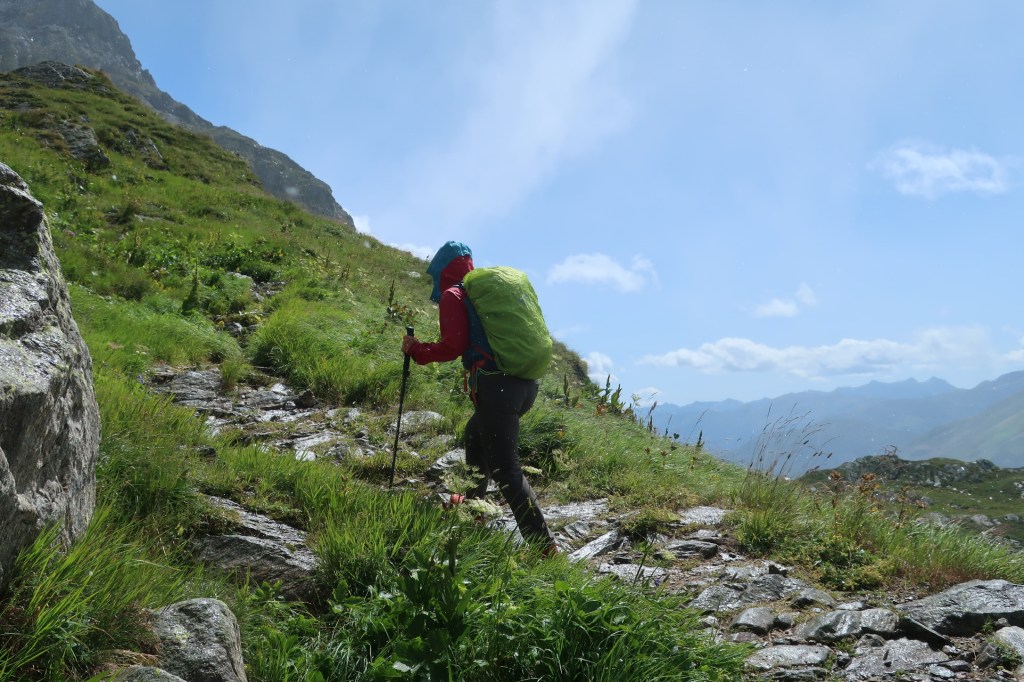 Aufstieg zur Capanna Scaletta zwischen Sonne und Schnee.