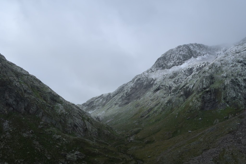 Verschneite Berge im August. Bei Punkt 2343 auf der Greine Ebene.