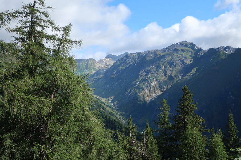 Blick Richtung Val Camadra während dem Abtsieg nach Campo (Blenio).