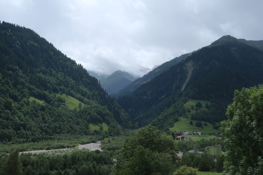 Blick zurück. Vom Bahnhof Rabius in's Val Sumvitg.
