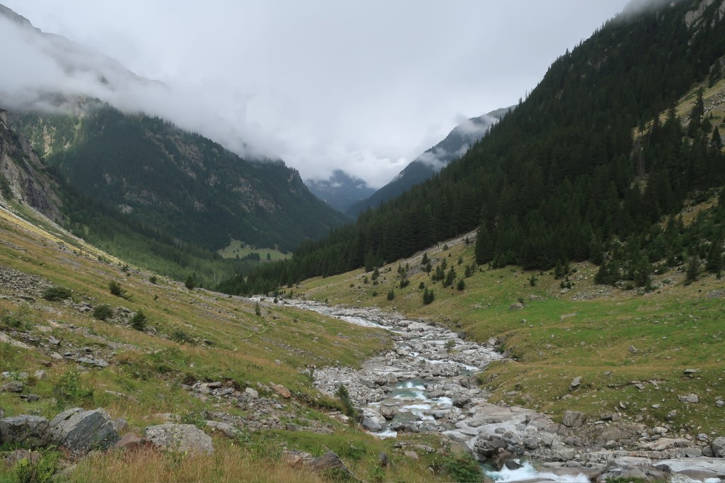Hier ist der Rhein noch klein. Der Rein da Sumvitg.