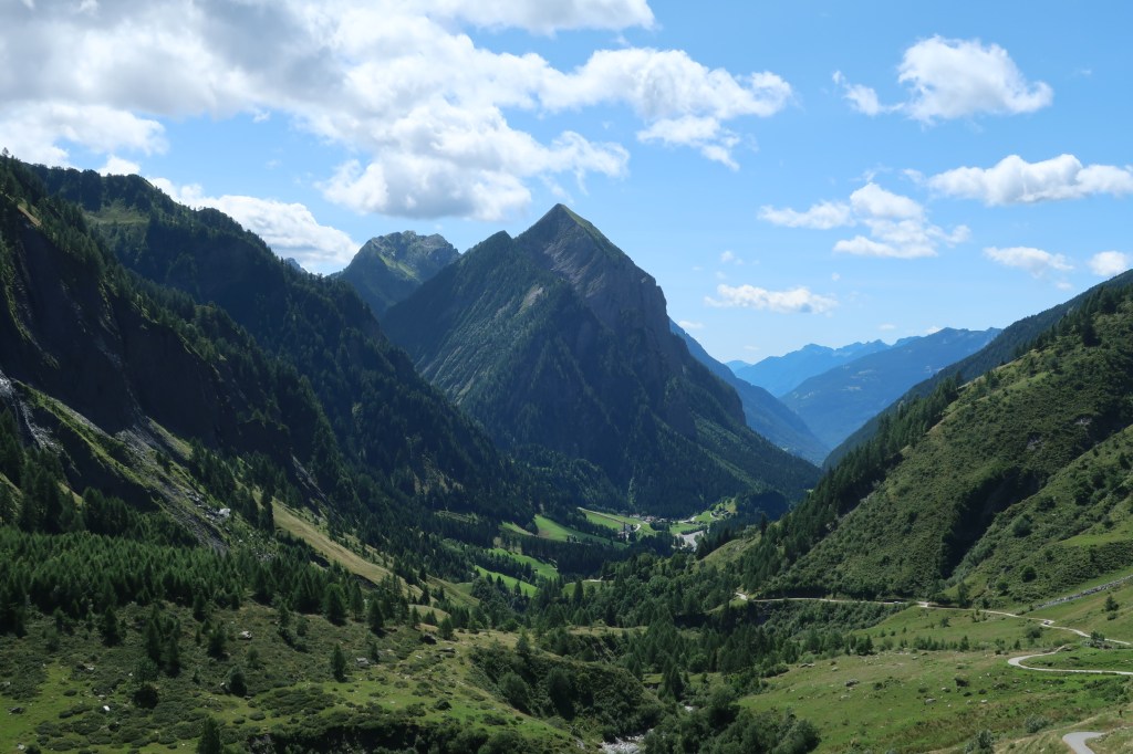 Blick zurück in's Val Camadra. Mit dem Sosto in der Mitte.