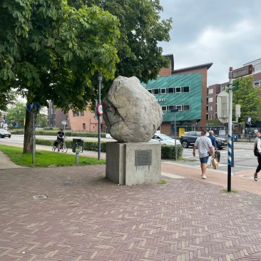 Amersfoortse Kei. Findling Mitten in Amersfort.