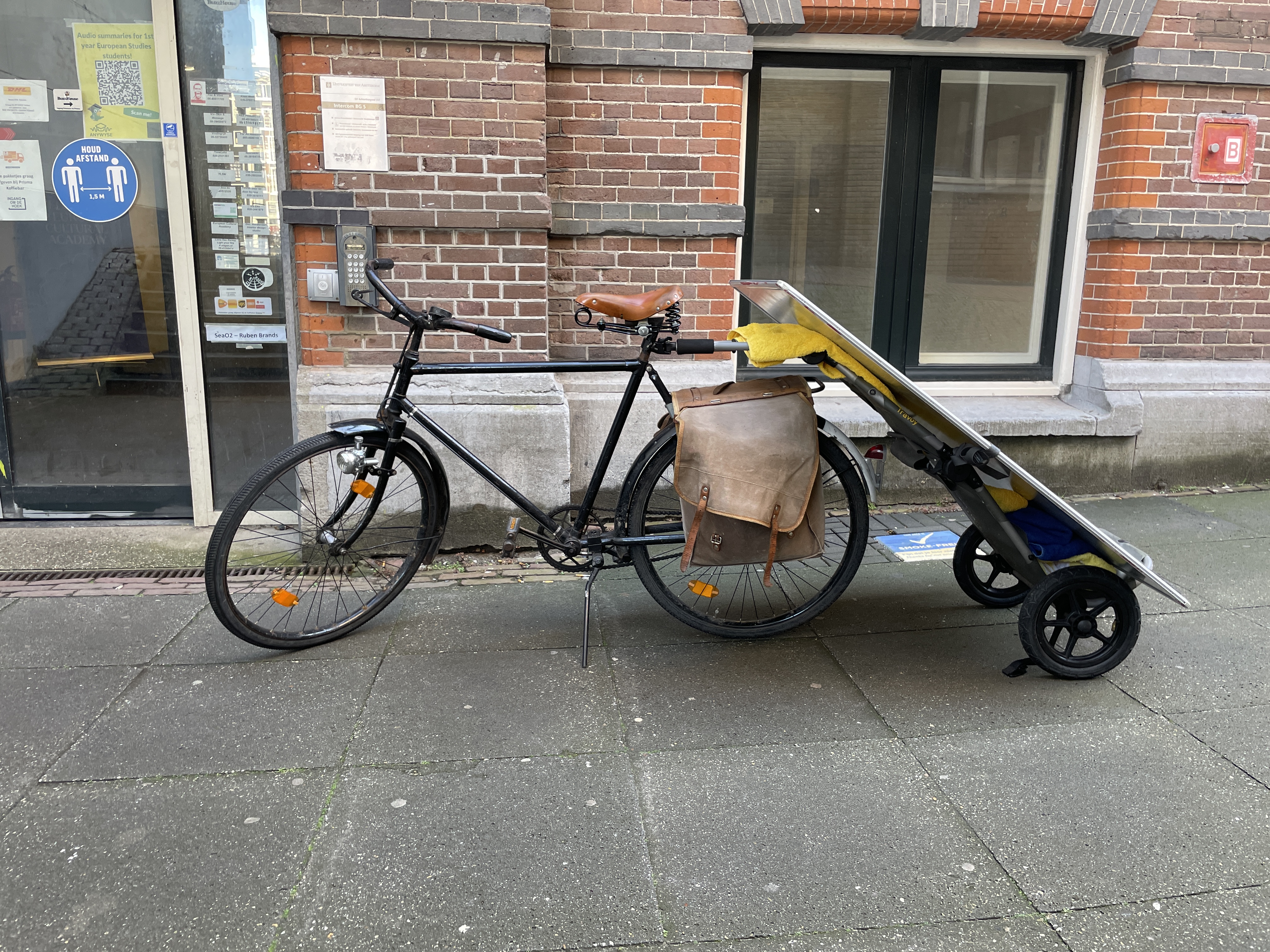 So halb praktisch. Neu gekauftes Whiteboard auf Veloanhänger.