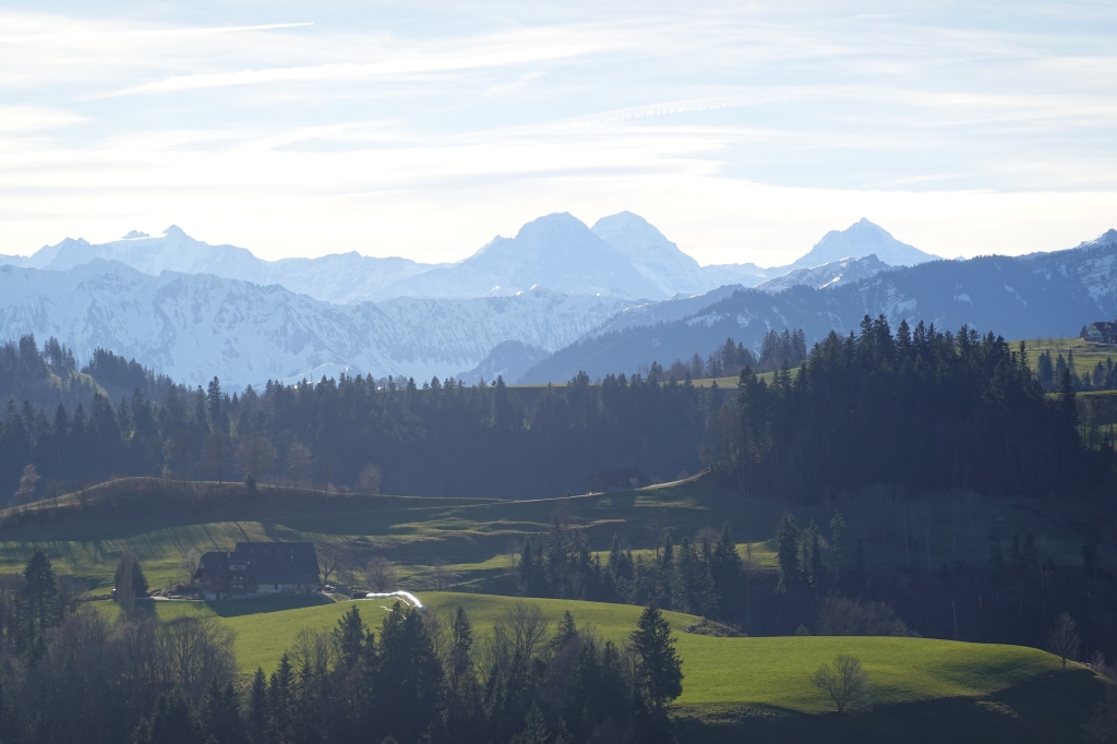 Berner Alpen vom Menzberg aus mit dem Hof Stoos (Romoos) im Vordergrund. Im Winter.