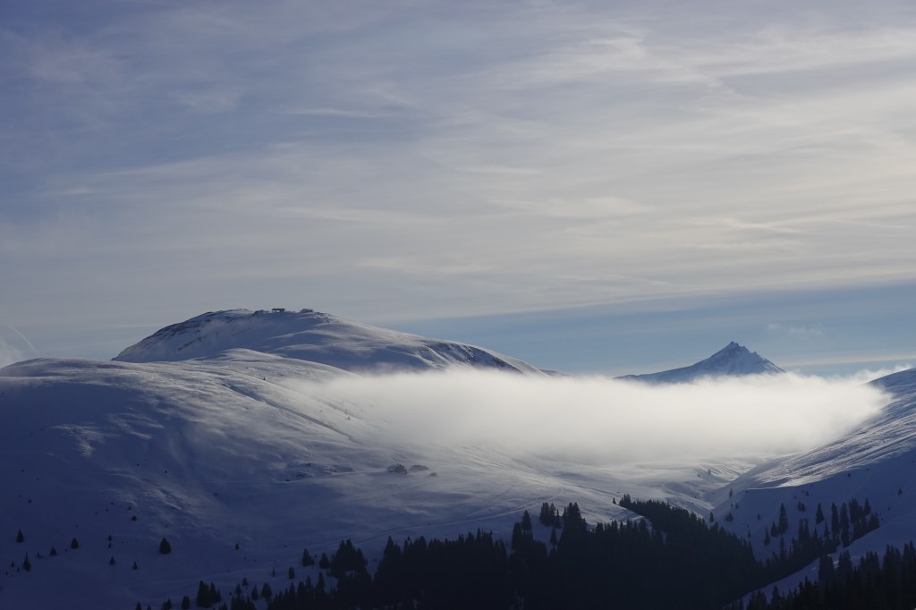 Beim Aufstieg Richtung Piz Titschal. Blick zum Piz Sezner.