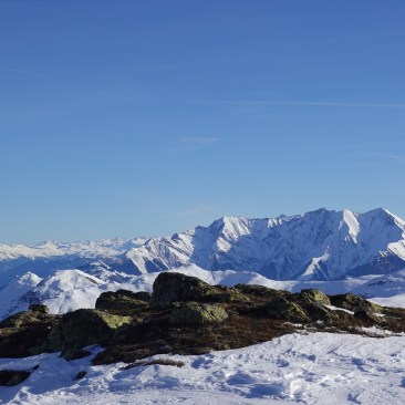 Auf dem Weg zum Piz Titschal. Blick Richtung Chur mit der Cadeina dil Signina.