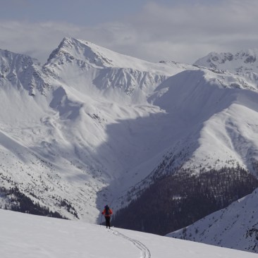 Abfahrt von der Maienfelder Furgga mit den Davoser Bergen im Hintergrund.