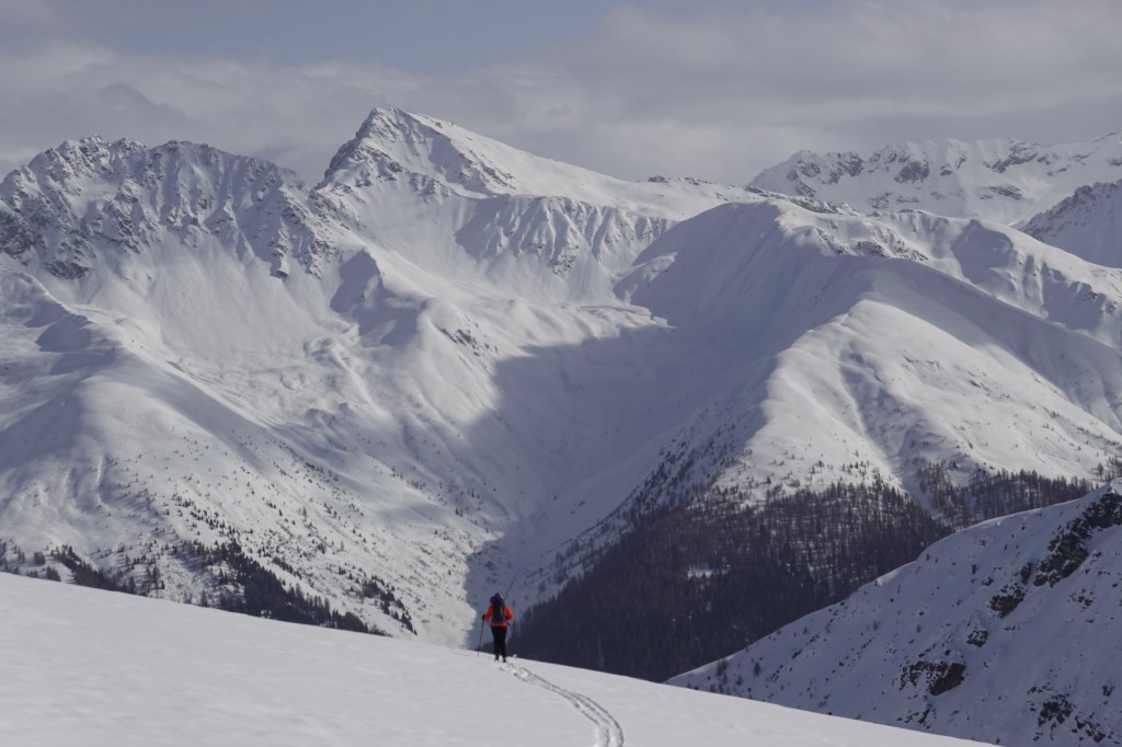 Abfahrt von der Maienfelder Furgga mit den Davoser Bergen im Hintergrund.