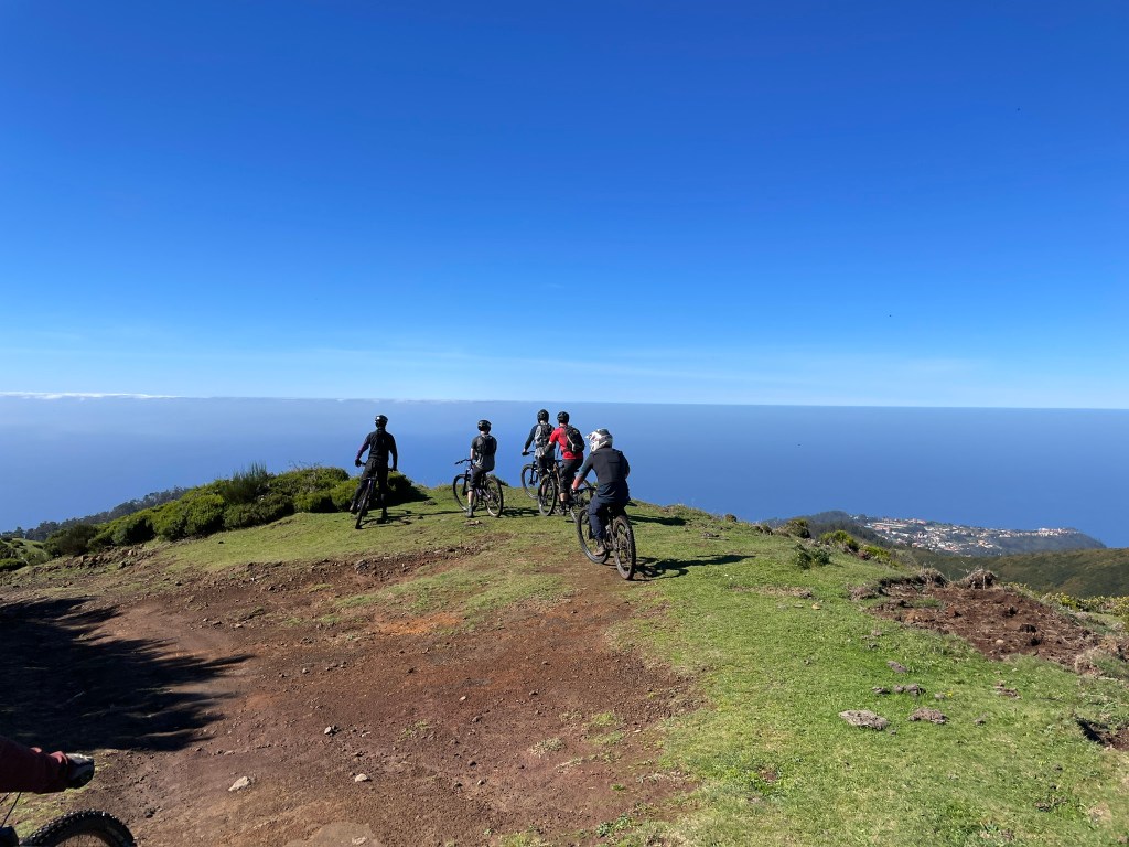 Alle schauen auf's Meer.