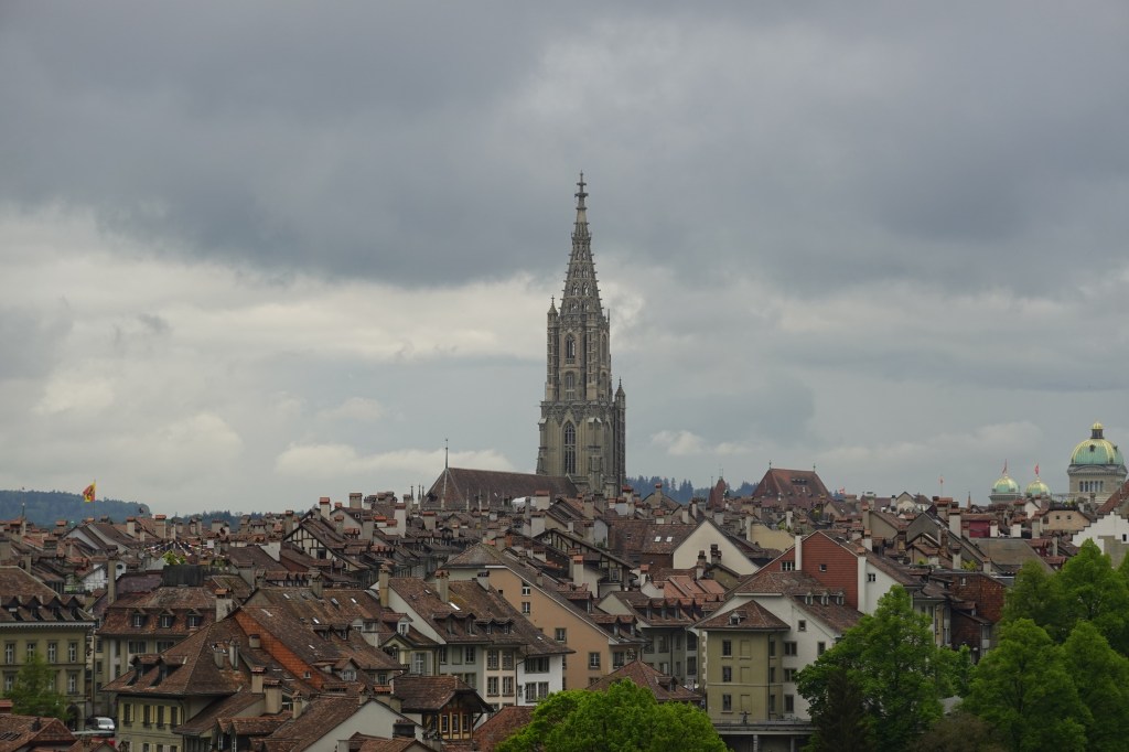 Blick auf das Berner Münster vom Rosengarten.