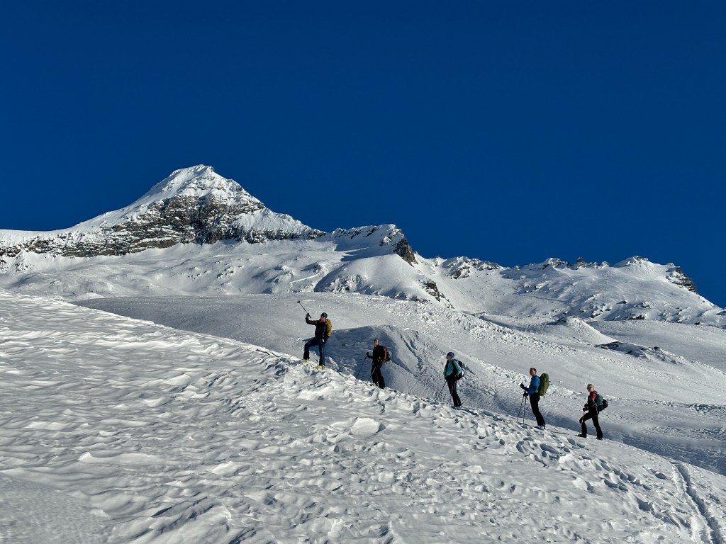 Tag 1. Der Bergführer erklärt das Panorama.